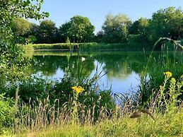 Cotswolds Lakeside Home-Summer Lake