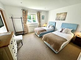 Cotswolds Lakeside Home-Summer Lake