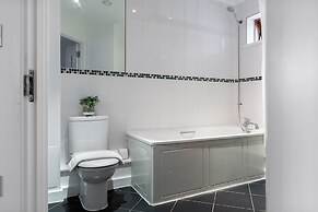 Modern Apartment in Bow