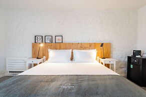 CasaNova Farmhouse