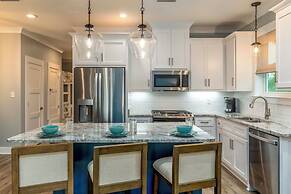Waterfront Oasis in Dauphin Island - Shared Perks!