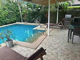 Hidden Villa Oasis Private Pool 2km to Beach&mall