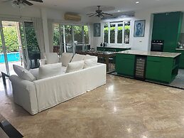 Hidden Villa Oasis Private Pool 2km to Beach&mall