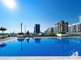 Tranquil 1BR Escape With Pool View in Meydan