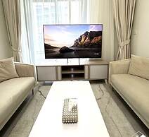 Tranquil 1BR Escape With Pool View in Meydan