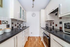 Trendy Flat in St Katharine