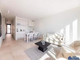 Sunny Coastal Retreat With Comfort