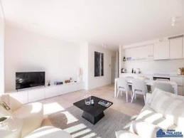 Sunny Coastal Retreat With Comfort