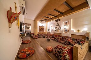 Luxury Three bedroom Apt Al Yasmin