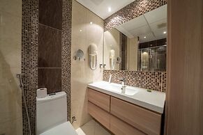 Luxury Three bedroom Apt Al Yasmin