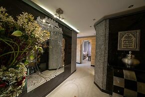 Luxury Three bedroom Apt Al Yasmin