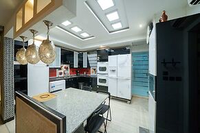 Luxury Three bedroom Apt Al Yasmin