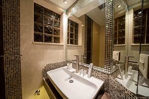 Luxury Three bedroom Apt Al Yasmin