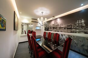 Luxury Three bedroom Apt Al Yasmin