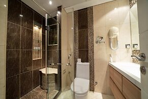 Luxury Three bedroom Apt Al Yasmin