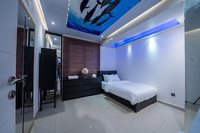 Luxury Three bedroom Apt Al Yasmin