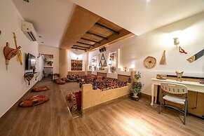 Luxury Three bedroom Apt Al Yasmin