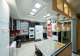 Luxury Three bedroom Apt Al Yasmin