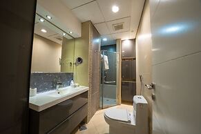 Luxury Three bedroom Apt Al Yasmin