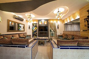 Luxury Three bedroom Apt Al Yasmin