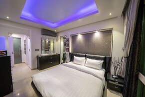 Luxury Three bedroom Apt Al Yasmin