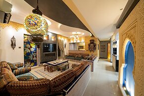 Luxury Three bedroom Apt Al Yasmin