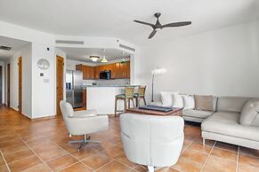 Golf Course Access Balcony Infinity Pool