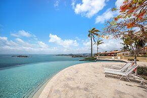 Golf Course Access Balcony Infinity Pool