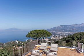 Giulia 3 Villa Apartment Shared Pool Sea Views