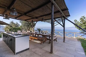 Giulia 3 Villa Apartment Shared Pool Sea Views