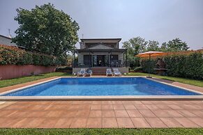 Villa Kristina With Pool