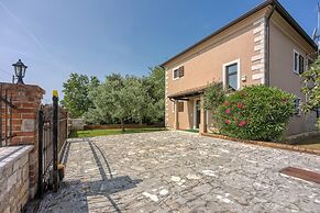 Villa Kristina With Pool