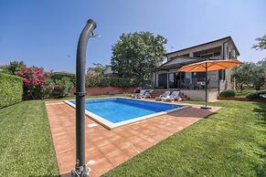 Villa Kristina With Pool