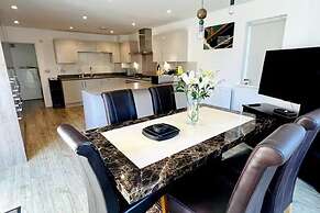 Horley Hideaway - 4 Bedroom House- Sleeps 7