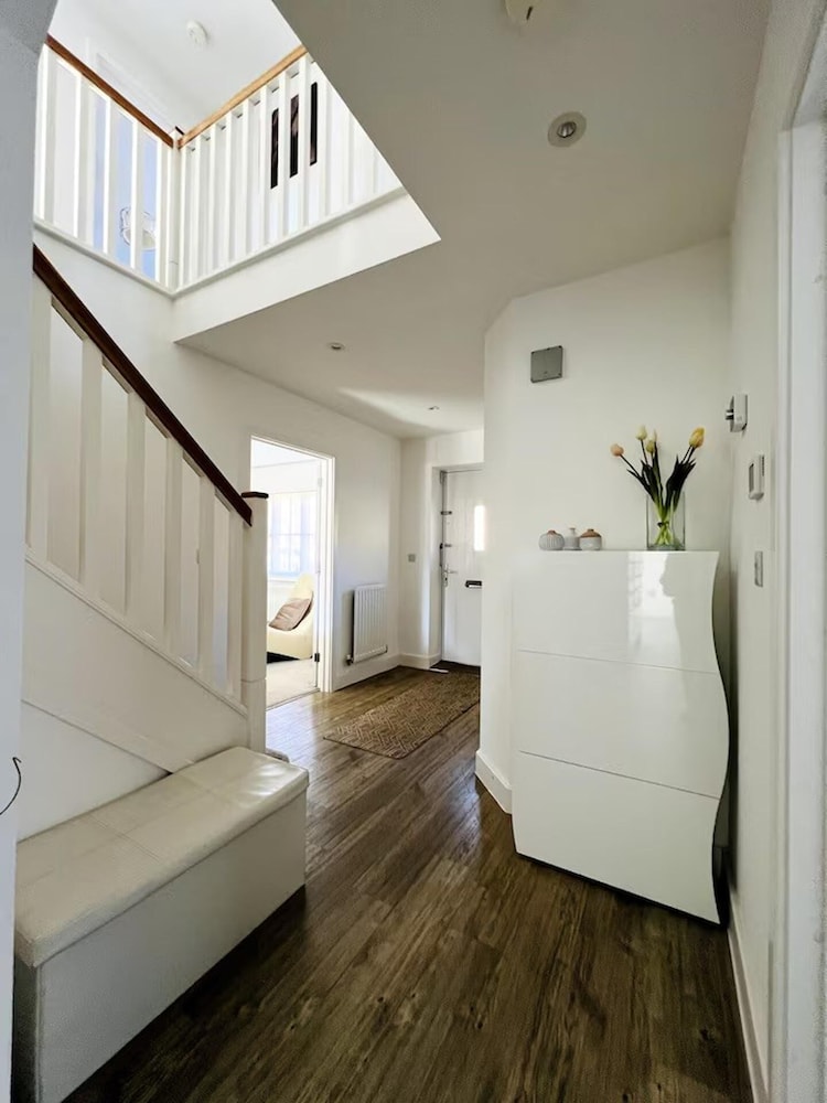Horley Hideaway - 4 Bedroom House- Sleeps 7