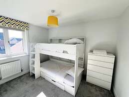 Horley Hideaway - 4 Bedroom House- Sleeps 7