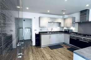 Horley Hideaway - 4 Bedroom House- Sleeps 7