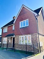 Horley Hideaway - 4 Bedroom House- Sleeps 7