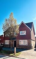 Horley Hideaway - 4 Bedroom House- Sleeps 7