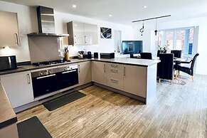 Horley Hideaway - 4 Bedroom House- Sleeps 7