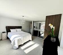 Horley Hideaway - 4 Bedroom House- Sleeps 7