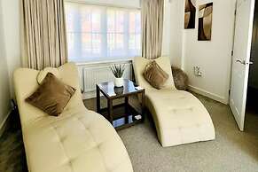 Horley Hideaway - 4 Bedroom House- Sleeps 7