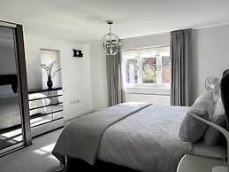 Horley Hideaway - 4 Bedroom House- Sleeps 7