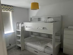 Horley Hideaway - 4 Bedroom House- Sleeps 7
