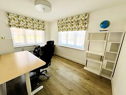 Horley Hideaway - 4 Bedroom House- Sleeps 7