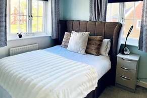 Horley Hideaway - 4 Bedroom House- Sleeps 7