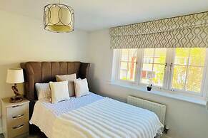 Horley Hideaway - 4 Bedroom House- Sleeps 7