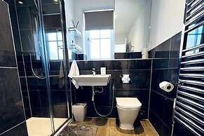 Horley Hideaway - 4 Bedroom House- Sleeps 7