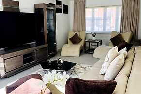 Horley Hideaway - 4 Bedroom House- Sleeps 7