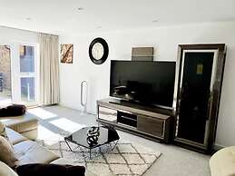 Horley Hideaway - 4 Bedroom House- Sleeps 7